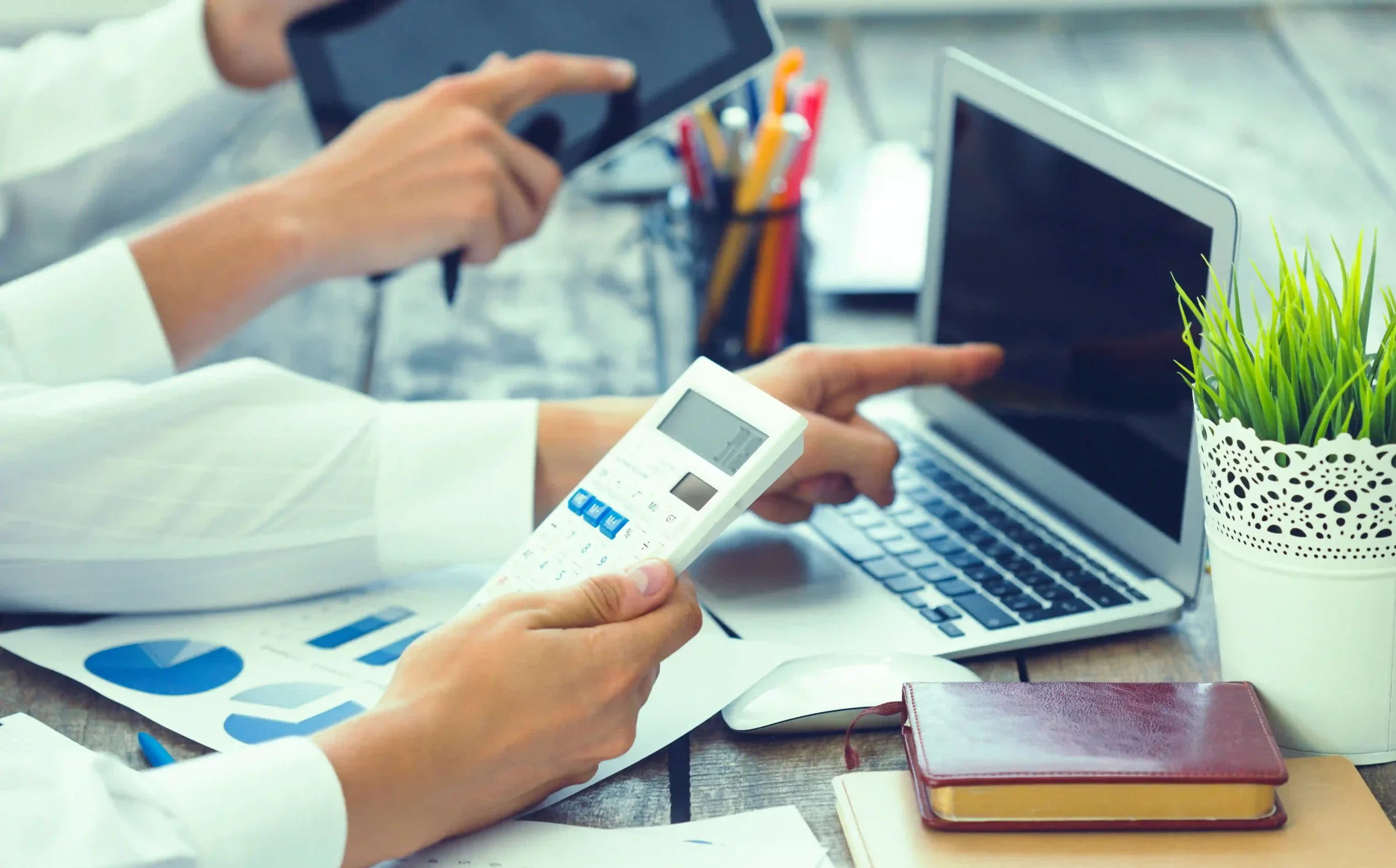 closeup-hands-business-meeting